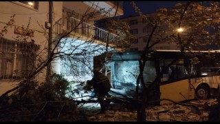 Otobüs ile hafif ticari araç çarpıştı: 1i ağır 8 yaralı