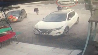 Otomobil bariyerlere çarpıp yan yatmıştı, kaza anı kamerada