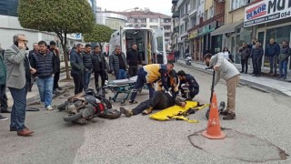 Otomobil ile çarpışan motosikletin sürücüsü yola savruldu