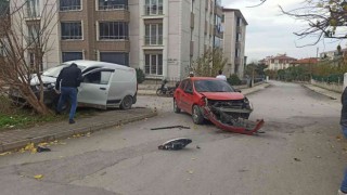 Otomobil ile hafif ticari araç çarpıştı: 1 yaralı