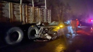 Otomobil tomruk yüklü kamyona çarptı: 1 yaralı