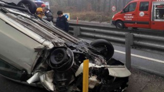 Otomobil yoldan çıktı, refüjde ters döndü: 3 yaralı