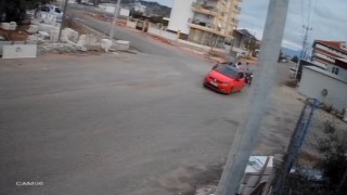 Otomobile çarpan motosikletteki 2 kişi metrelerce savruldu