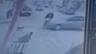 Otomobilin bisiklete çarptığı anlar kamerada