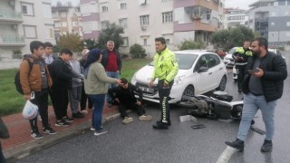 Otomobilin çarptığı motosikletli kurye yaralandı