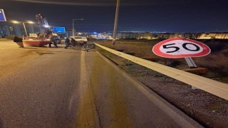 Otomobilin çektiği balıkçı teknesi karayoluna düştü