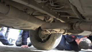 Otomobilin motor kısmına girdi, dönerin kokusunu alınca çıktı