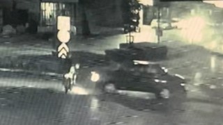 Otomobilin motosiklete çarptığı an kamerada
