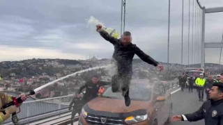 Otomobilin üzerine çıkıp benzin döken şahsa itfaiyeciden ‘su sıkma müdahalesi