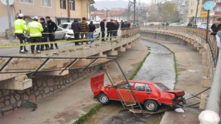 Otomobille dereye uçan sürücü burnu bile kanamadan kurtuldu