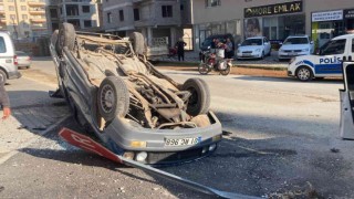 Otomobiller çarpıştı, biri ters döndü: O anlar kamerada