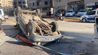 Otomobiller çarpıştı, biri ters döndü: O anlar kamerada