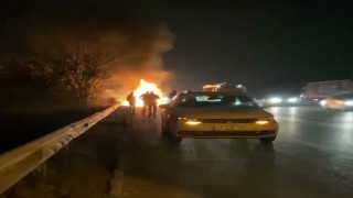 Otoyolda alevlere teslim oldu, içindeki koyun ve keçiler son anda kurtarıldı
