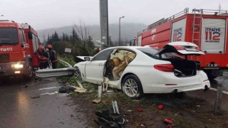 Otoyolda korkutan kaza: Bariyerlere çarpan lüks otomobil alev aldı