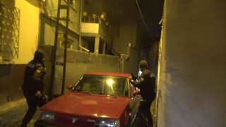 Babasının otomobiliyle kaçarken kaza yaptı, ehliyetsiz yakalandı