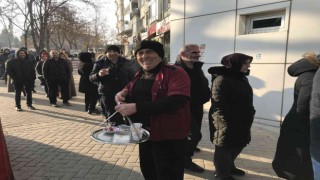(ÖZEL) Eskişehirdeki EYT kuyruğunda ilginç bir çaycı