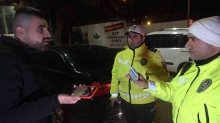(Özel) Uygulama noktasından kaçtı çıkmaz sokakta yakalandı, ehliyetine el konuldu