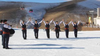 Palandökende turistler hem kaydı hem de bar ekibinin gösterilerini izledi