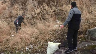 Palandökenden hem doğal kaynak suyu alıyor hem de çevre temizliği yapıyorlar