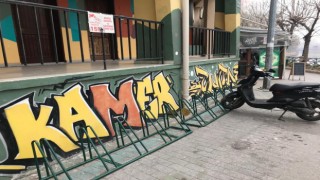 Park alanında bulunan “Yasak” tabelası kafaları karıştırıyor