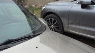 Park halindeki araçlar güpegündüz kurşunladı