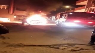 Park halindeki otomobil alev topuna döndü, o anlar böyle görüntülendi