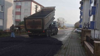 Parkenin üzerine asfalt döktüren belediye başkanı: “Teknik bilgiyi herkesin anlamasını bekleyemeyiz”