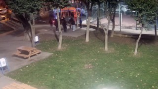 Parktan oturma ünitesini çaldılar, kameraya yakalandılar