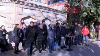 Pazar günü kapatma kararına karşı kuaförler Maltepede toplandı