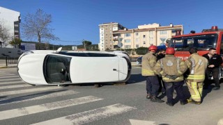 Pendikte çarpışan otomobillerden biri yan yattı: 1 yaralı
