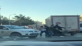 Pendikte yol verme kavgası caddeyi ringe çevirdi