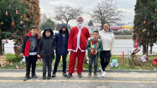 Petrol istasyonunda çocuklara yılbaşı sürprizi