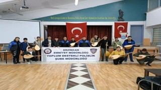 Polis ekipleri öğrencilere bağlama hediye etti