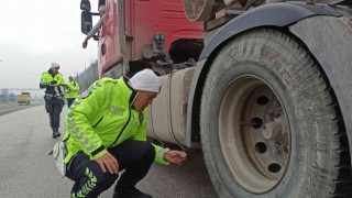 Polis ekiplerinden Bolu Dağında kış lastiği uygulaması