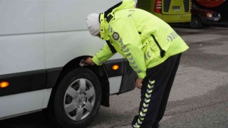 Polis ekiplerinden kış lastiği uygulaması