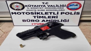 Polis, kaçan 3 kişinin yere attıkları ruhsatsız tabanca ele geçirdi