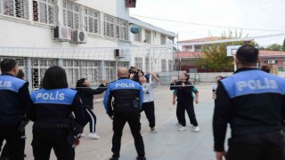 Polis öğrencilere kitap dağıtıp, voleybol oynadı