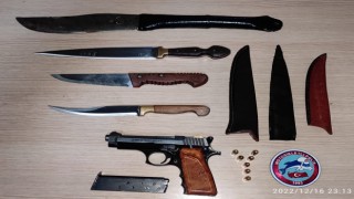 Polis ruhsatsız tabanca ve bıçak ele geçirdi