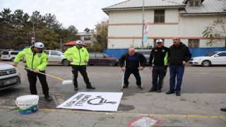 Polis ve engelliler birlikte, engelli park yerlerini çizdi