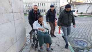 Polisi bıçaklayınca vurulan şahıs tekerlekli sandalye ile adliyeye sevk edildi