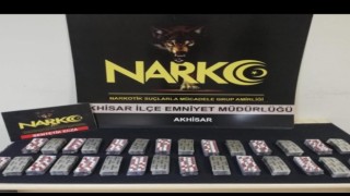 Polisi görünce uyuşturucu dolu poşeti arabanın camından attı