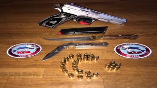 Polisin dur ihtarına uymayarak kaçtılar, yakalanınca üzerlerinden silah ve bıçak çıktı