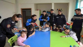 Polisler, özel öğrencilerin gönlüne dokundu