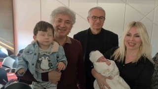 Rahim nakliyle doğan Ömer ve Özlenen bebekler ilk kez bir arada görüntülendi