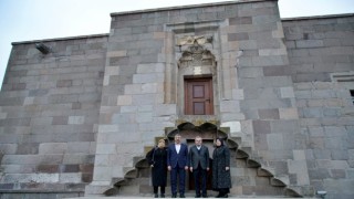 Rektör Çiftçi, Ankara Üniversitesi heyetine Taş Mesciti gezdirdi