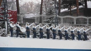Sabah saatlerinde etkili olan kar yağışı Erzurumu beyaza bürüdü