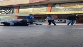 Saç saça kavga eden genç kızları ayırmakta güçlük çektiler
