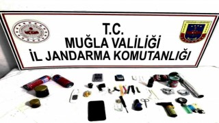 Sahte kimlikten aranıyordu, uyuşturucu ile yakalandı