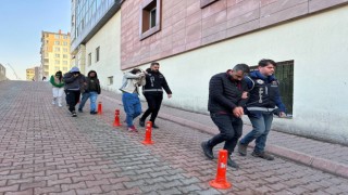 Sahte parayla akaryakıt istasyonundan alışveriş yaptılar, yakayı ele verdiler
