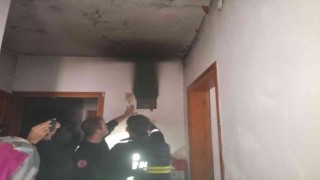 Salondaki elektrik panosunda çıkan yangın korkuttu